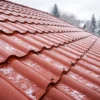 acoperiș metalic iarna cu țiglă metalică roșu cărămizie, comportament în sezonul rece