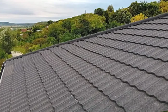 detaliu invelitoare metalica montaj acoperis Prahova