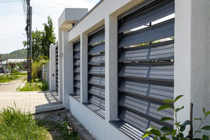 gard metalic jaluzea gri antracit cu lamele orizontale montat intre stalpi beton